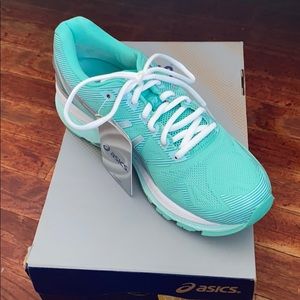 Brand new ASICS gel-nimbus 19 women’s size 8